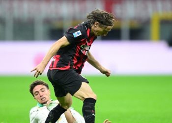 Gelandang AC Milan Luka Modric saat diganggu pemain Roma. (REUTERS/Daniele Mascolo)