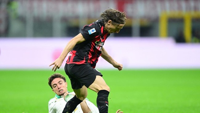 Gelandang AC Milan Luka Modric saat diganggu pemain Roma. (REUTERS/Daniele Mascolo)