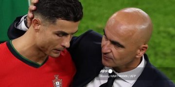Cristiano Ronaldo mendapatkan pembelaan dari Roberto Martinez usai diganjar kartu merah dalam laga Republik Irlandia vs Portugal.(RONNY HARTMANN/AFP)
