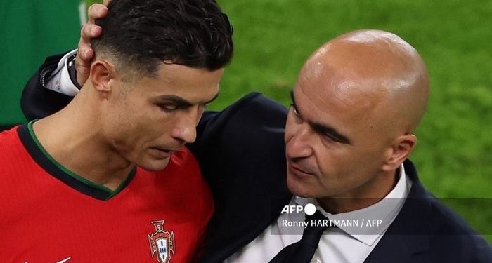 Cristiano Ronaldo mendapatkan pembelaan dari Roberto Martinez usai diganjar kartu merah dalam laga Republik Irlandia vs Portugal.(RONNY HARTMANN/AFP)