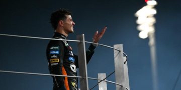 Pembalap McLaren’s, Lando Norris, merayakan gelar juara dunia F1 2025 di podium Grand Prix Abu Dhabi di Sirkuit Yas Marina, Abu Dhabi, Minggu (7/12/2025). (Andrej Isakovic/AFP)