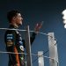Pembalap McLaren’s, Lando Norris, merayakan gelar juara dunia F1 2025 di podium Grand Prix Abu Dhabi di Sirkuit Yas Marina, Abu Dhabi, Minggu (7/12/2025). (Andrej Isakovic/AFP)
