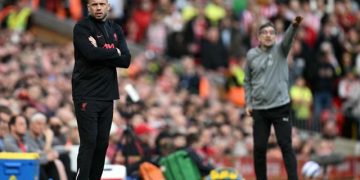 Asisten pelatih Liverpool asal Belanda, John Heitinga (kiri), dan pelatih kepala Southampton asal Kroasia, Ivan Juric, menyaksikan para pemain dari pinggir lapangan selama pertandingan Liga Primer Inggris antara Liverpool dan Southampton di Anfield di Liverpool, Inggris barat laut pada 8 Maret 2025. (Paul ELLIS/AFP)