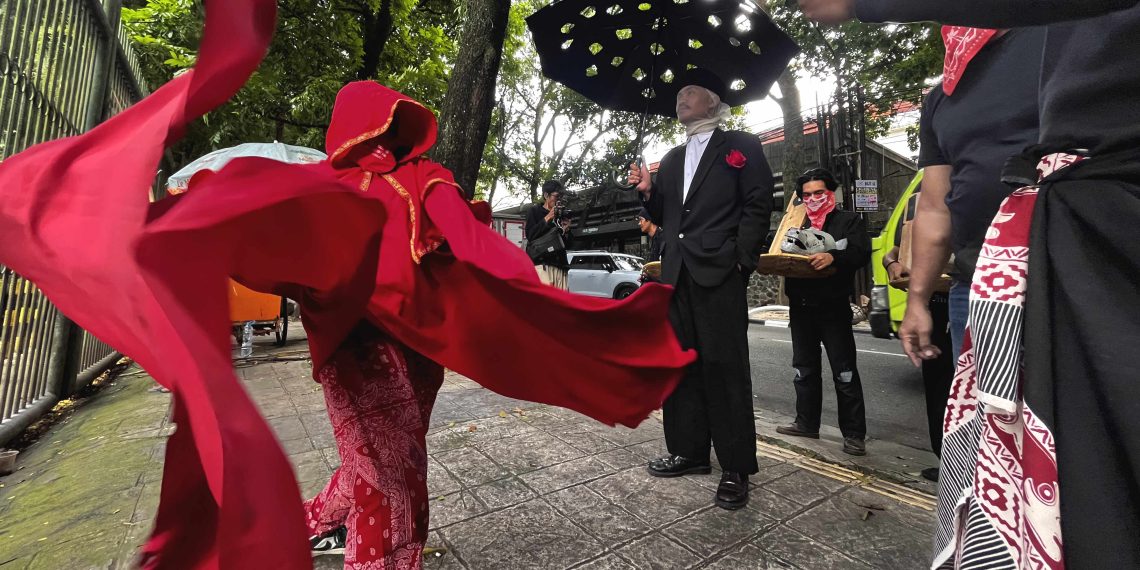 Aksi Barudak Bubat Coret Kritik Bandung Zoo di Jalan Tamansari. Lewat tema Pemakaman Koruptor, seniman desak Pemkot Bandung jaga konservasi satwa dan alam. (Eci/pasjabar)