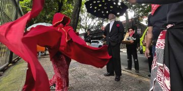 Aksi Barudak Bubat Coret Kritik Bandung Zoo di Jalan Tamansari. Lewat tema Pemakaman Koruptor, seniman desak Pemkot Bandung jaga konservasi satwa dan alam. (Eci/pasjabar)