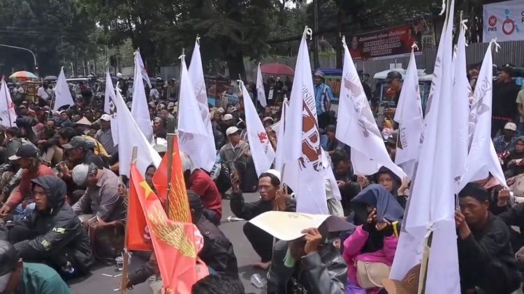 Aksi Reforma Agraria Lingkungan Hidup Bandung peringati Hari HAM. Massa tuntut moratorium izin konsesi dan penindakan perusak lingkungan di Jabar agar bencana Sumatra tak terulang. (Uby/pasjabar)