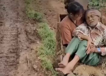 Jalan Tak Bisa Dilalui, Lansia di Saguling Dievakuasi Ekskavator