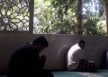 Karyawan Bandung Zoo berdoa di Masjid Ar-Romly memohon pertolongan. Krisis pakan membuat mereka modifikasi menu ekstrem; 711 satwa bertahan dari ikhtiar lahir batin. (Ist)