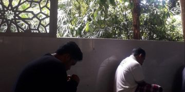 Karyawan Bandung Zoo berdoa di Masjid Ar-Romly memohon pertolongan. Krisis pakan membuat mereka modifikasi menu ekstrem; 711 satwa bertahan dari ikhtiar lahir batin. (Ist)