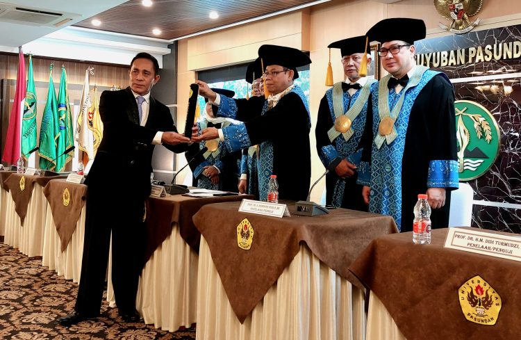 Hendrikus Umadato Raih Gelar Doktor Ilmu Manajemen Pascasarjana Unpas, Bahas Kinerja Militer