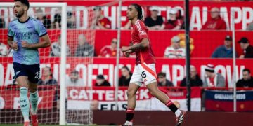 Leny Yoro antusias menghadapi Bournemouth. (Foto: Manchester United via Getty Imag/Ash Donelon)