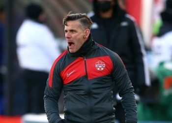 Pelatih timnas Kanada, John Herdman, memberikan instruksi dari pinggir lapangan dalam laga melawan Amerika Serikat pada Kualifikasi Piala Dunia Zona CONCACAF yang digelar di Stadion Tim Hortons Field, Ontario, pada 30 Januari 2022.(Getty Images via AFP/VAUGHN RIDLEY)