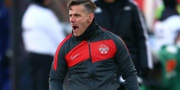 Pelatih timnas Kanada, John Herdman, memberikan instruksi dari pinggir lapangan dalam laga melawan Amerika Serikat pada Kualifikasi Piala Dunia Zona CONCACAF yang digelar di Stadion Tim Hortons Field, Ontario, pada 30 Januari 2022.(Getty Images via AFP/VAUGHN RIDLEY)