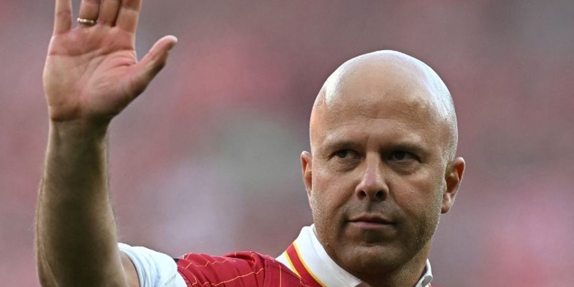 Manajer Liverpool asal Belanda Arne Slot melambaikan tangan kepada para penggemar setelah laga Liga Inggris antara Liverpool dan Tottenham Hotspur di Anfield di Liverpool, Inggris barat laut pada 27 April 2025.(AFP/PAUL ELLIS)