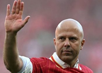 Manajer Liverpool asal Belanda Arne Slot melambaikan tangan kepada para penggemar setelah laga Liga Inggris antara Liverpool dan Tottenham Hotspur di Anfield di Liverpool, Inggris barat laut pada 27 April 2025.(AFP/PAUL ELLIS)