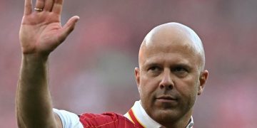 Manajer Liverpool asal Belanda Arne Slot melambaikan tangan kepada para penggemar setelah laga Liga Inggris antara Liverpool dan Tottenham Hotspur di Anfield di Liverpool, Inggris barat laut pada 27 April 2025.(AFP/PAUL ELLIS)