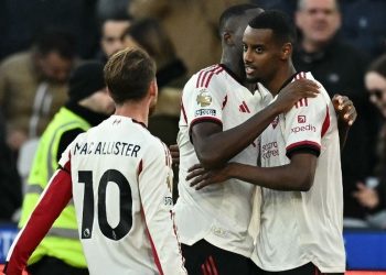 Alexander Isak (kanan) merayakan gol dengan rekan satu timnya dalam pertandingan sepak bola Liga Inggris antara West Ham United vs Liverpool di Stadion London, di London pada 30 November 2025. (Photo by Ben STANSALL / AFP)(AFP/BEN STANSALL)