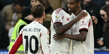 Alexander Isak (kanan) merayakan gol dengan rekan satu timnya dalam pertandingan sepak bola Liga Inggris antara West Ham United vs Liverpool di Stadion London, di London pada 30 November 2025. (Photo by Ben STANSALL / AFP)(AFP/BEN STANSALL)