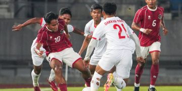 Pesepak bola Timnas U22 Indonesia Toni Firmansyah (kiri) berupaya melewati adangan pesepak bola Timnas Myanmar Oakkar Naing (kedua kanan) pada pertandingan babak penyisihan Grup C Sepak Bola SEA Games 2025 di The 700th Anniversary of Chiang Mai Stadium, Chiang Mai, Thailand, Jumat (12/12/2025). ANTARA FOTO/NAY/sth/foc.(ANTARA FOTO/NAY)