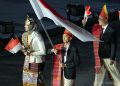 Pelarih jarak jauh Indonesia, Robi Syianturi, saat membawa bendera Indonesia pada upacara pembukaan SEA Games 2025 Thailand, Selasa (9/12/2025).(NOC INDONESIA/Mochammad Rifqi Priadiansyah)