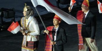 Pelarih jarak jauh Indonesia, Robi Syianturi, saat membawa bendera Indonesia pada upacara pembukaan SEA Games 2025 Thailand, Selasa (9/12/2025).(NOC INDONESIA/Mochammad Rifqi Priadiansyah)