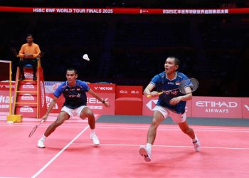 Aksi Fajar Alfian/Muhammad Shohibul Fikri pada laga terakhir penyisihan BWF World Tour Finals 2025. (PBSI)