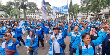 Ratusan SPN Jabar Tuntut Upah Minimum 2026 segera ditetapkan regulasinya. Ketua SPN Dadan Sudiana: Keterlambatan menghambat negosiasi struktur skala upah buruh berkeluarga. (Eci/pasjabar)