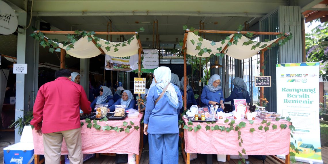 Festival Kampung Bersih Rentenir (KBR) 2025 Bandung rayakan keberhasilan program anti-rentenir. Ketergantungan warga pada rentenir turun drastis menjadi 6,48%. (Eci/pasjabar)