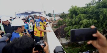 Menko AHY tinjau pembangunan Flyover Nurtanio Bandung (500 meter) bersama Wali Kota Farhan. Flyover ini ditargetkan rampung Desember 2025 untuk urai kemacetan perlintasan kereta. (Eci/pasjabar)