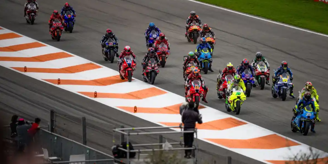 TRANSFER PEMBALAP MOTOGP - Balapan sprint race MotoGP Valencia 2025 yang berlangsung di Sirkuit Ricardo Tormo, Spanyol, Sabtu (15/11) malam WIB. Pecco Bagnaia dan VR46 dilaporkan akan tinggalkan Ducati di MotoGP 2027 dan bergabung ke pabrikan Aprilia. (Ducati Corse)