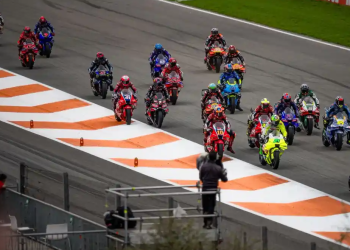 TRANSFER PEMBALAP MOTOGP - Balapan sprint race MotoGP Valencia 2025 yang berlangsung di Sirkuit Ricardo Tormo, Spanyol, Sabtu (15/11) malam WIB. Pecco Bagnaia dan VR46 dilaporkan akan tinggalkan Ducati di MotoGP 2027 dan bergabung ke pabrikan Aprilia. (Ducati Corse)