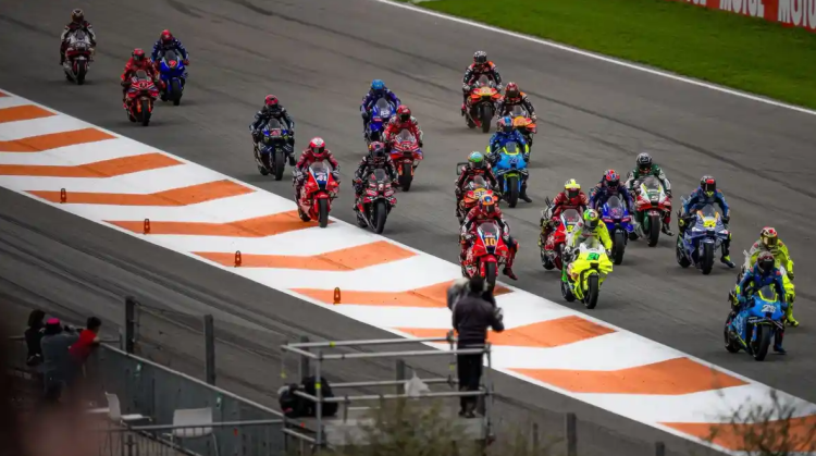 TRANSFER PEMBALAP MOTOGP - Balapan sprint race MotoGP Valencia 2025 yang berlangsung di Sirkuit Ricardo Tormo, Spanyol, Sabtu (15/11) malam WIB. Pecco Bagnaia dan VR46 dilaporkan akan tinggalkan Ducati di MotoGP 2027 dan bergabung ke pabrikan Aprilia. (Ducati Corse)