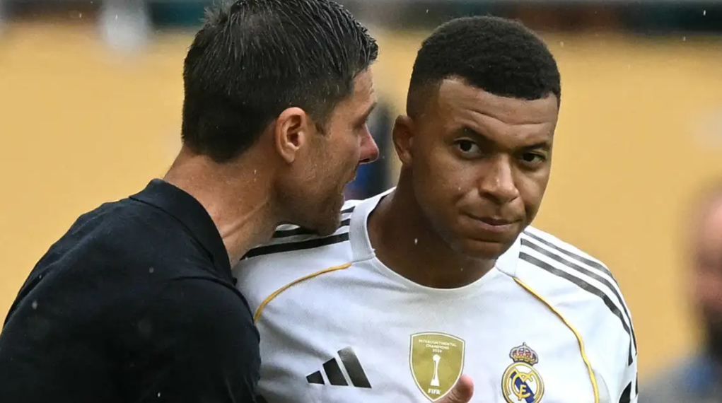 Manajer Real Madrid, Xabi Alonso (kiri). (Getty)