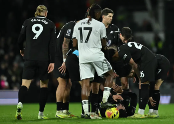 Gelandang Manchester City, Rayan Cherki, tergeletak di lapangan saat laga lawan Fulham di Stadion Craven Cottage, London, Rabu (3/12/2025) WIB. (AFP/BEN STANSALL)