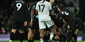 Gelandang Manchester City, Rayan Cherki, tergeletak di lapangan saat laga lawan Fulham di Stadion Craven Cottage, London, Rabu (3/12/2025) WIB. (AFP/BEN STANSALL)