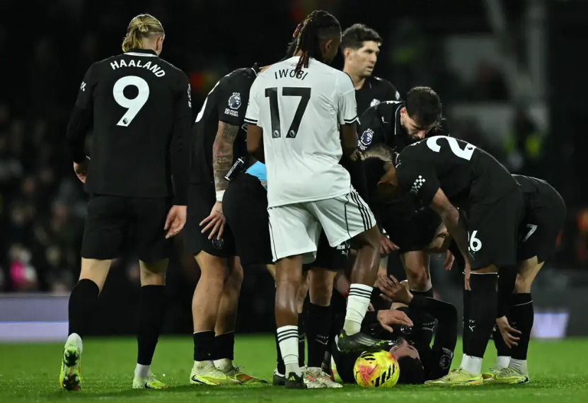 Gelandang Manchester City, Rayan Cherki, tergeletak di lapangan saat laga lawan Fulham di Stadion Craven Cottage, London, Rabu (3/12/2025) WIB. (AFP/BEN STANSALL)