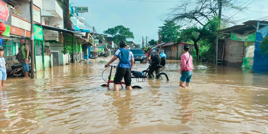 Banjir Dayeuhkolot Baleendah Hari Ini lumpuhkan total jalur utama dan Jalan Kopo, Kabupaten Bandung, dengan ketinggian air mencapai 1 meter. Fasilitas umum terpaksa tutup. (Fal/pasjabar)