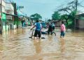 Banjir Dayeuhkolot Baleendah Hari Ini lumpuhkan total jalur utama dan Jalan Kopo, Kabupaten Bandung, dengan ketinggian air mencapai 1 meter. Fasilitas umum terpaksa tutup. (Fal/pasjabar)