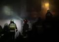 Kebakaran gudang besi Bandung di Jalan Soekarno Hatta ludes terbakar pada Senin malam. 12 unit Damkar dikerahkan. Diduga api dari gudang belakang, kerugian capai ratusan juta. (Ave/pasjabar)