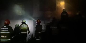 Kebakaran gudang besi Bandung di Jalan Soekarno Hatta ludes terbakar pada Senin malam. 12 unit Damkar dikerahkan. Diduga api dari gudang belakang, kerugian capai ratusan juta. (Ave/pasjabar)