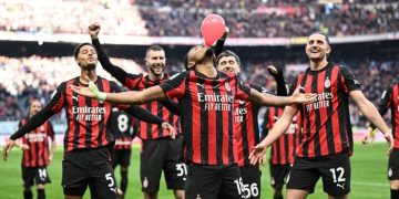 Nkunku (meniup balon merah) akhirnya mencetak gol di Serie A bersama Milan. Foto: Image Photo Agency/Getty Images