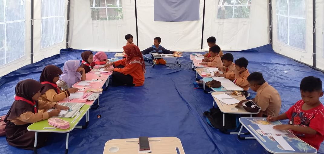 Sekolah rusak karena banjir