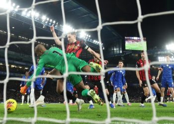 Chelsea kebobolan oleh David Brooks lewat skema bola mati Bournemouth. (Foto: Eddie Keogh/Getty Images)
