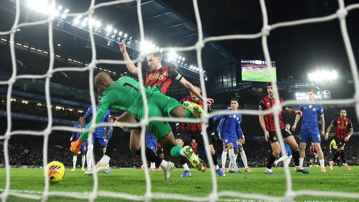 Chelsea kebobolan oleh David Brooks lewat skema bola mati Bournemouth. (Foto: Eddie Keogh/Getty Images)