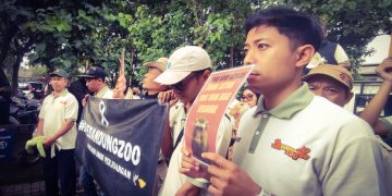 Karyawan Bandung Zoo Demo BBKSDA Jabar hari ini (18/12). Menuntut pembukaan kembali setelah 4 bulan tutup. Cek dampak ekonomi & kondisi 711 satwa di sini! (Ist)