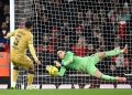 Kepa Arrizabalaga saat menepis algojo penalti Crystal Palace. (Foto: Getty Images/Clive Mason)