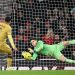 Kepa Arrizabalaga saat menepis algojo penalti Crystal Palace. (Foto: Getty Images/Clive Mason)