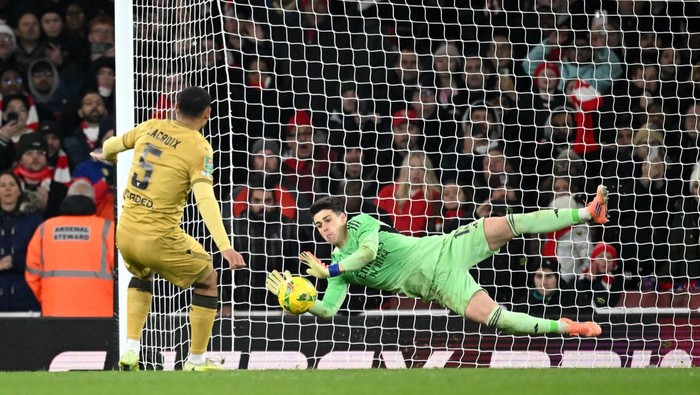 Kepa Arrizabalaga saat menepis algojo penalti Crystal Palace. (Foto: Getty Images/Clive Mason)