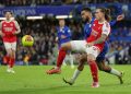 Duel Reece James dan Riccardo Calafiori dalam laga Chelsea vs Arsenal, Minggu (30/11/2025). (c) AP Photo/Ian Walton