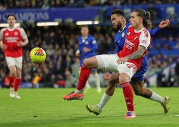 Duel Reece James dan Riccardo Calafiori dalam laga Chelsea vs Arsenal, Minggu (30/11/2025). (c) AP Photo/Ian Walton